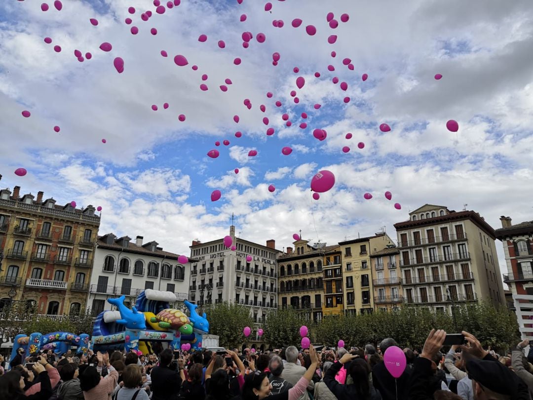 Globos al aire en la Plaza del Castillo de Pamplona