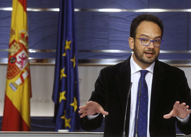 El portavoz del PSOE, Antonio Hernando, durante la rueda de prensa posterior a la reunión de la Junta de Portavoces