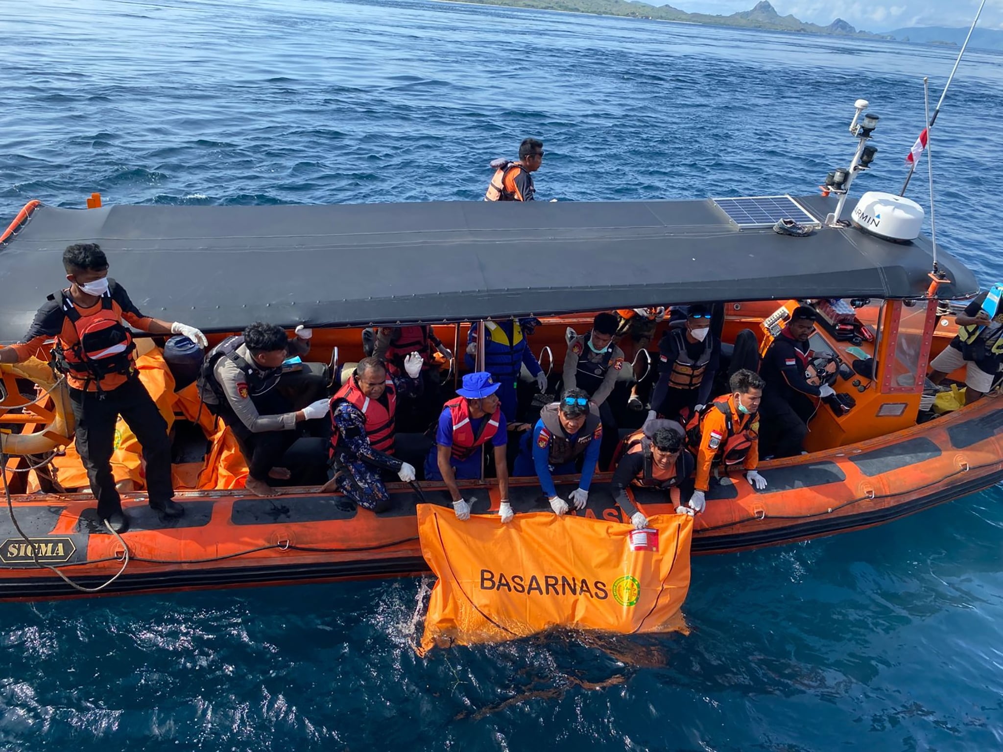 Una foto difundida por la Agencia Nacional de Búsqueda y Rescate de Indonesia (BASARNAS) muestra a los rescatistas recuperando un cuerpo en las aguas de la isla de Padar, cerca de Labuan Bajo, Parque Nacional de Komodo, Indonesia.