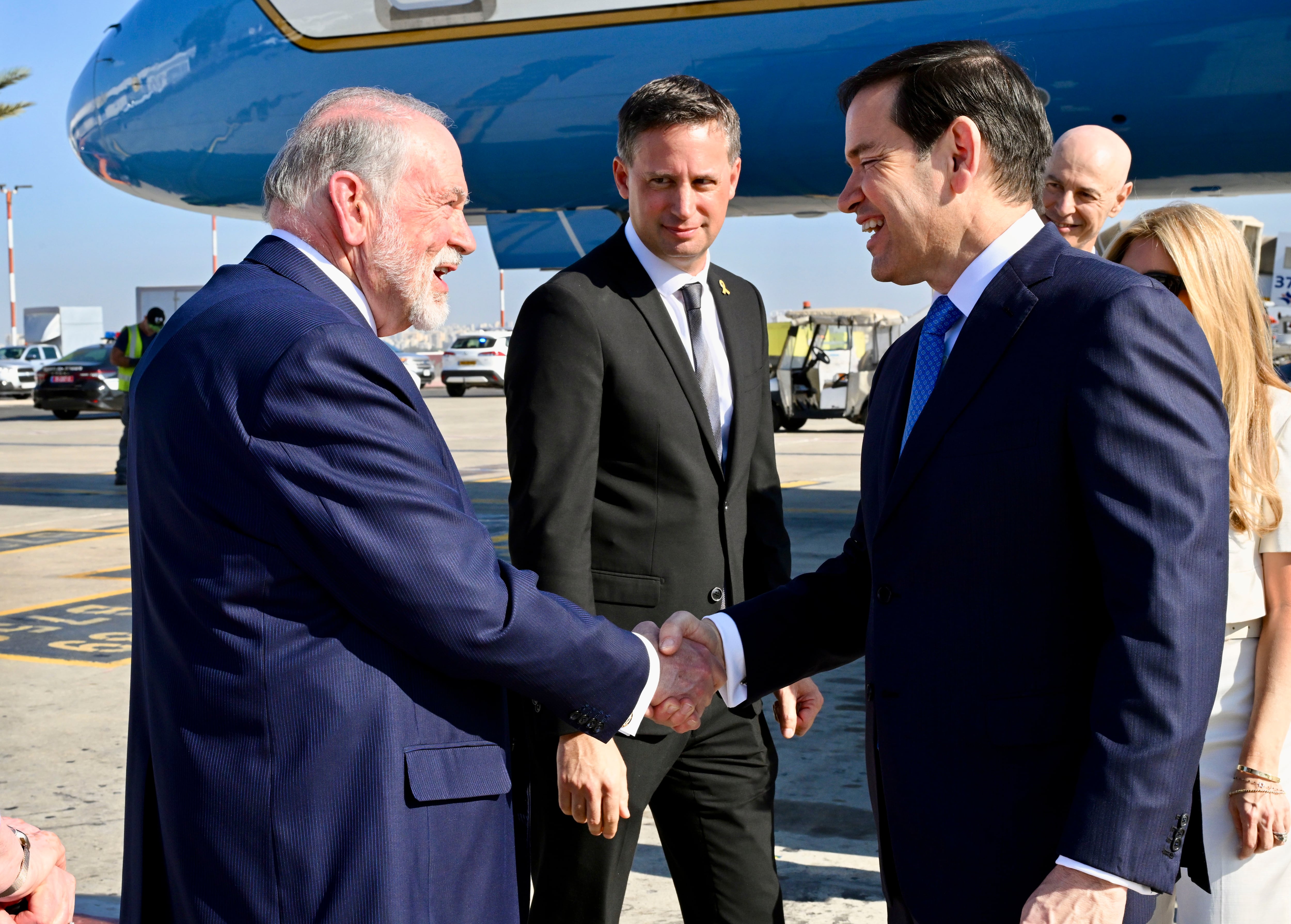 El Secretario de Estado de Estados Unidos, Marco Rubio (d), es recibido por el embajador de Estados Unidos en Israel, Mike Huckabee (i), tras aterrizar en el aeropuerto Ben Gurion en Israel.