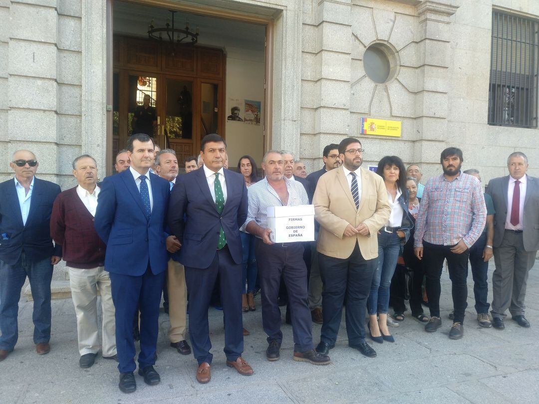 Los dirigentes del PP y alcaldes de la zona del Valle del Corneja, minutos antes de entregar las firmas