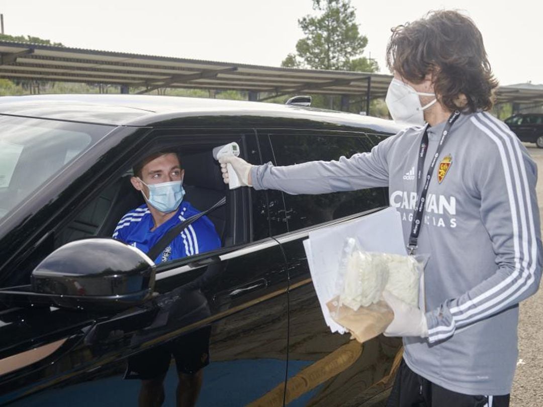 Los jugadores del Real Zaragoza se someten a la toma de temperatura en los primeros entrenamientos post-confinamiento