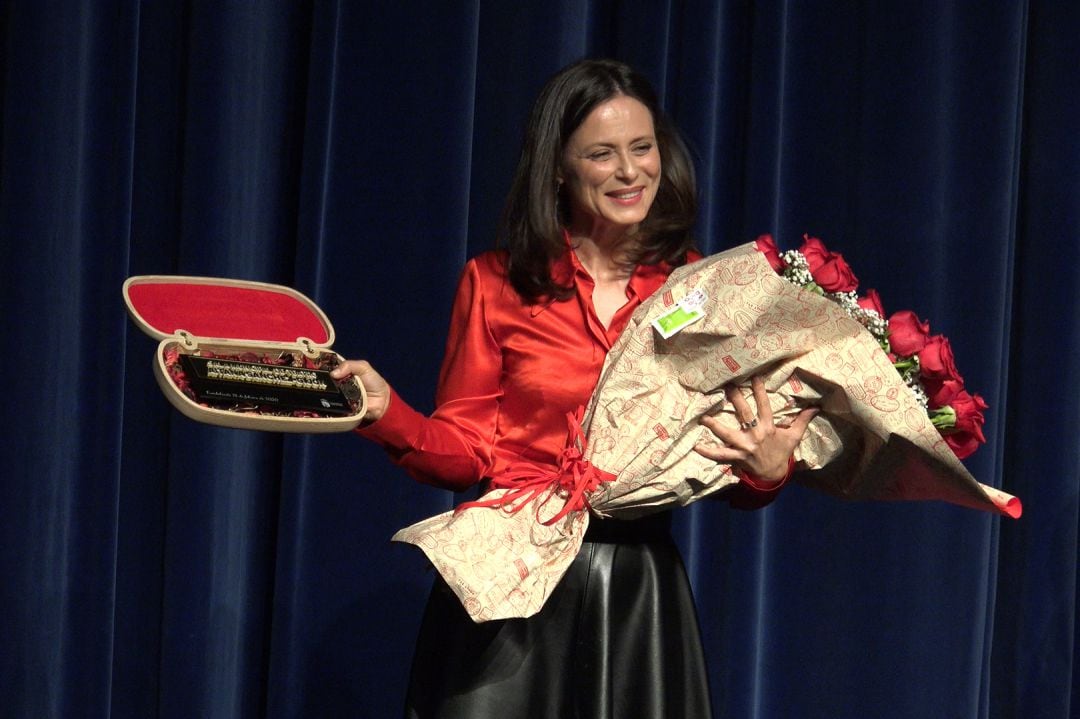 Aitana Sánchez-Gijón recibió un gran ramo de flores y un placa idéntica a la que da nombre al teatro.