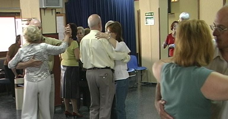 Mayores bailando en un centro de la tercera edad