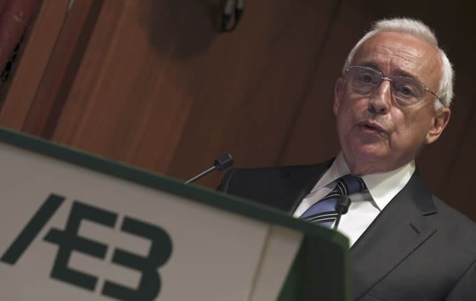 El presidente de la Asociación Española de la Banca (AEB), Miguel Martín, durante una comparecencia