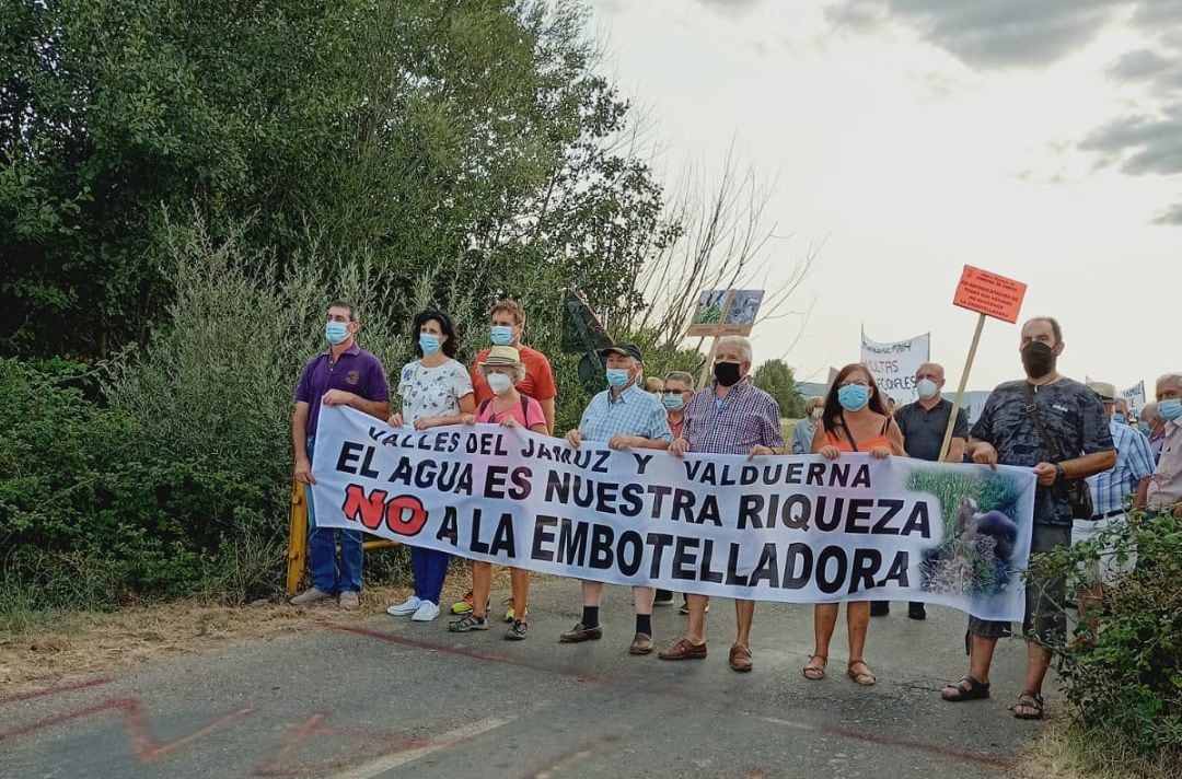 Los vecinos de Quintana y Congosto protestan por la instalación de una planta embotelladora en el municipio