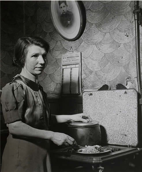 Photoespaña: Bill Brandt Cocinando Watery Lane, Small Heath, Birmingham, abril de 1943 @ Bournville Village Trust Archive, Birmingham Library and Archive Services