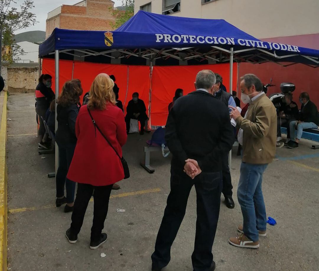 Dispositivo instalado a las puertas del servicio de urgencias del Centro de Salud de Jódar en una jornada de vacunación