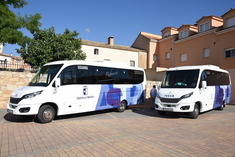 Dos autobuses del servicio ASTRA de Cuenca en la localidad de Jábaga