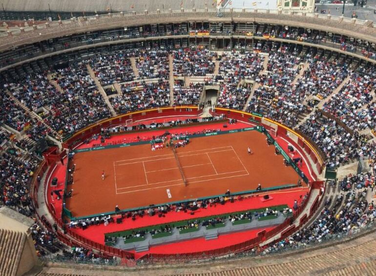 Vista aérea de la plaza de Toros durante los primeros partidos de los cuartos de final de la Copa Davis