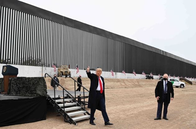 El presidente de EEUU, Donald Trump, durante su visita al muro con México en Alamo (Texas) el pasado 12 de enero