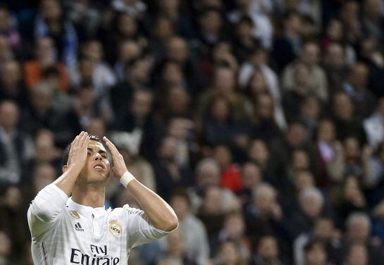 TOPSHOTS Real Madrid's Portuguese forward Cristiano Ronaldo reacts during the Spanish league football match Real Madrid CF vs Villarreal CF at the Santiago Bernabeu stadium in Madrid on March 1, 2015. The game ended with a draw 1-1. AFP PHOTO/ DANI POZO