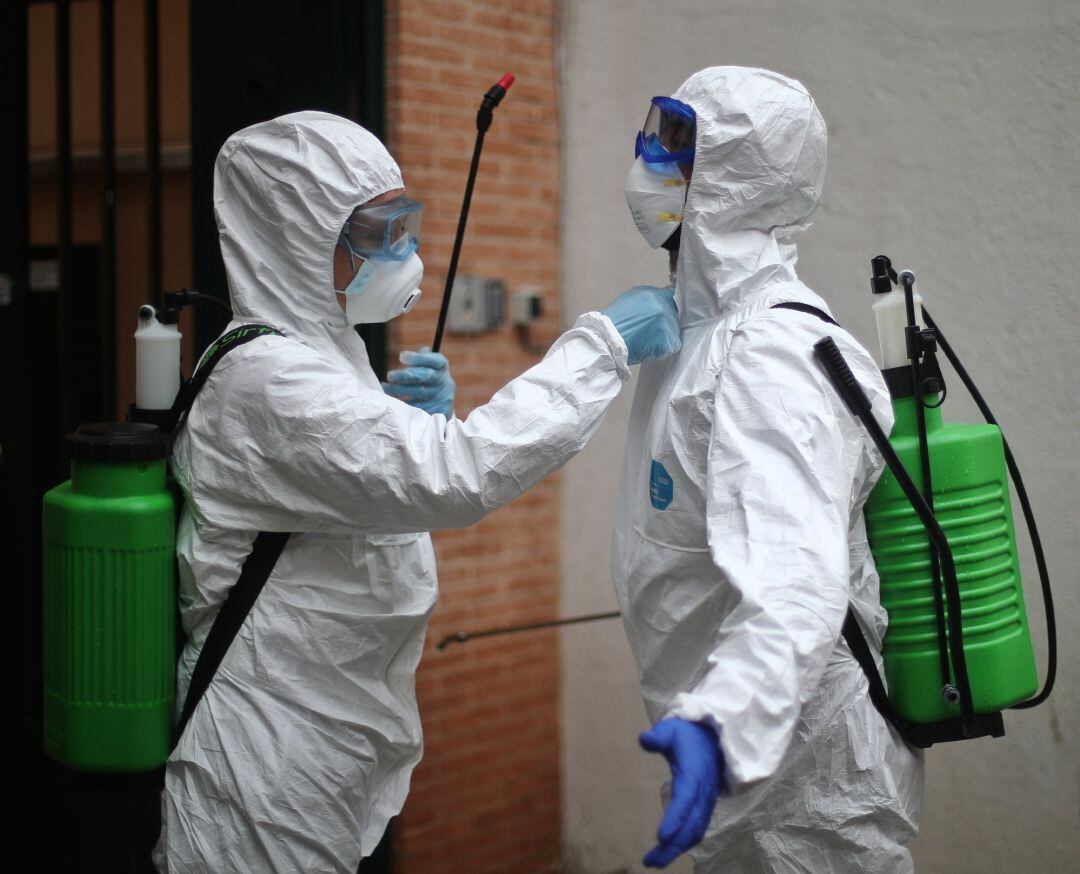 Dos militares de la UME totalmente protegidos.