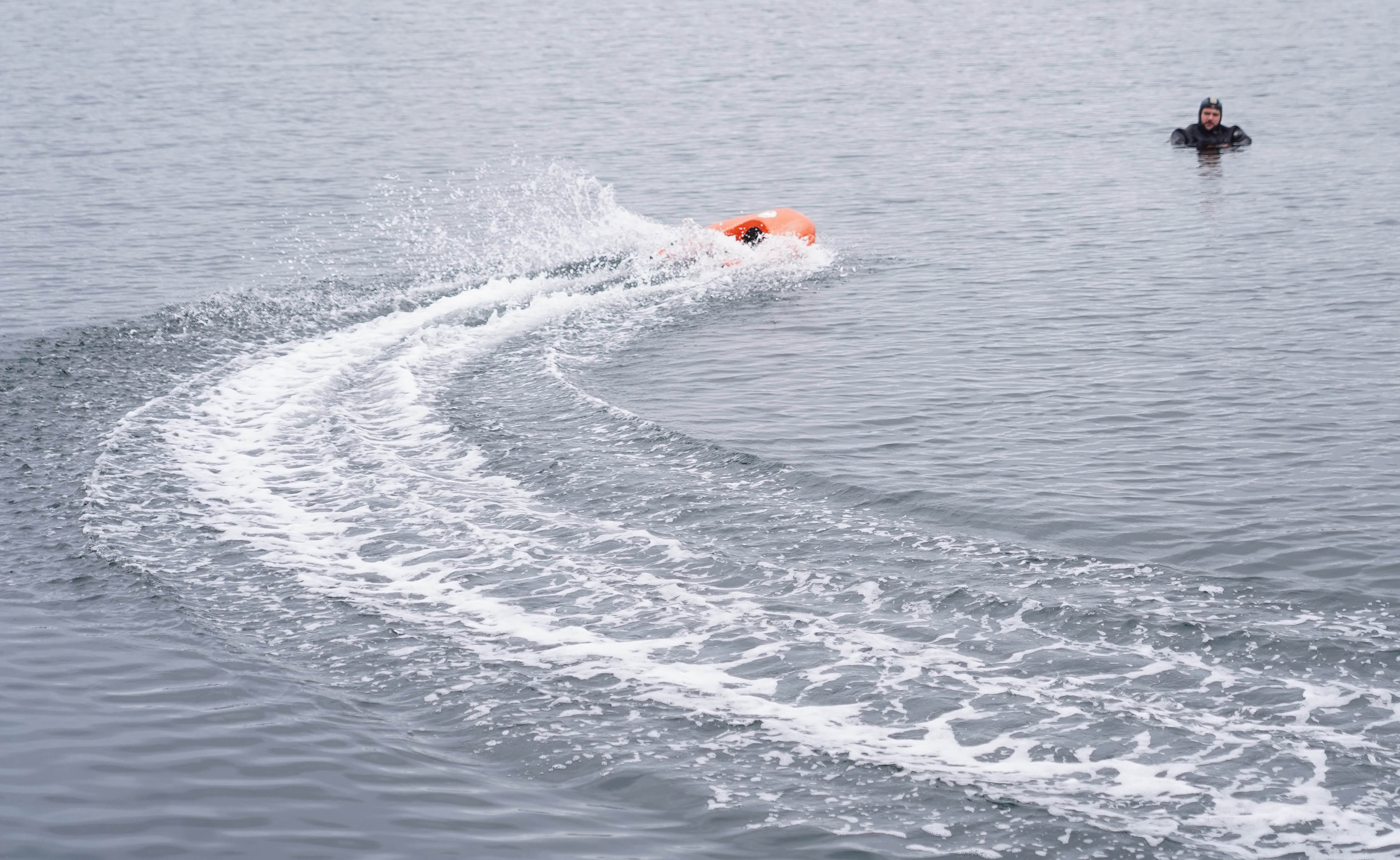 GRAF5255. MARÍN (PONTEVEDRA), 21/06/2022.- Demostración de uso de un nuevo salvavidas llamado "U Safe" autopropulsado y controlado a distancia, capaz de llegar a una persona en peligro en el mar. EFE / Salvador Sas