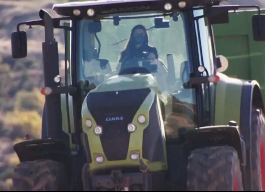 Bárbara Herráiz realizando tareas agrícolas con el tractor