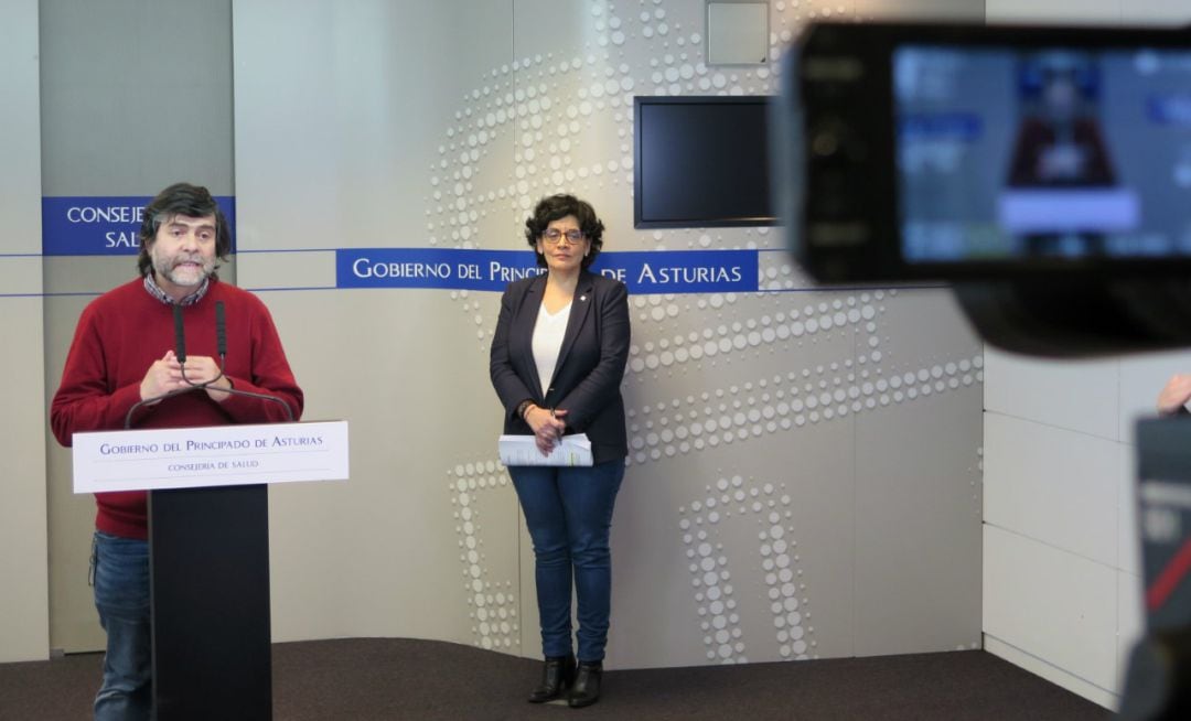 El jefe del Servicio de Epidemiología, Ismael Huerta junto a la gerente del SESPA, Concepción Saavedra.