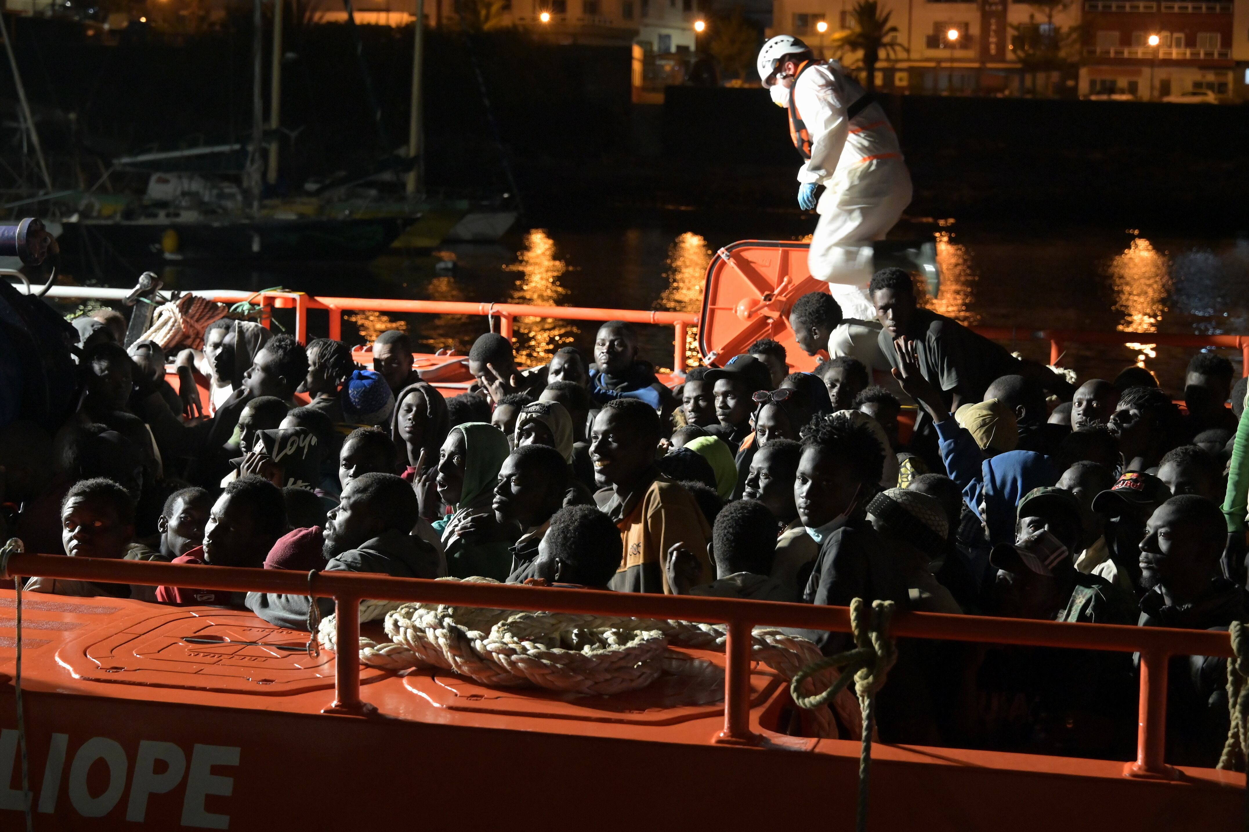 LA RESTINGA (EL HIERRO), 20/09/2024.- Dos embarcaciones de Salvamento Marítimo, la Salvamar Adhara y la Guardamar Caliope, han desembarcado esta noche en el puerto de La Restinga, en El Hierro, a 327 inmigrantes subsaharianos rescatados de dos cayucos localizados en el Atlántico, en aguas al sur de la isla. EFE/Gelmert Finol
