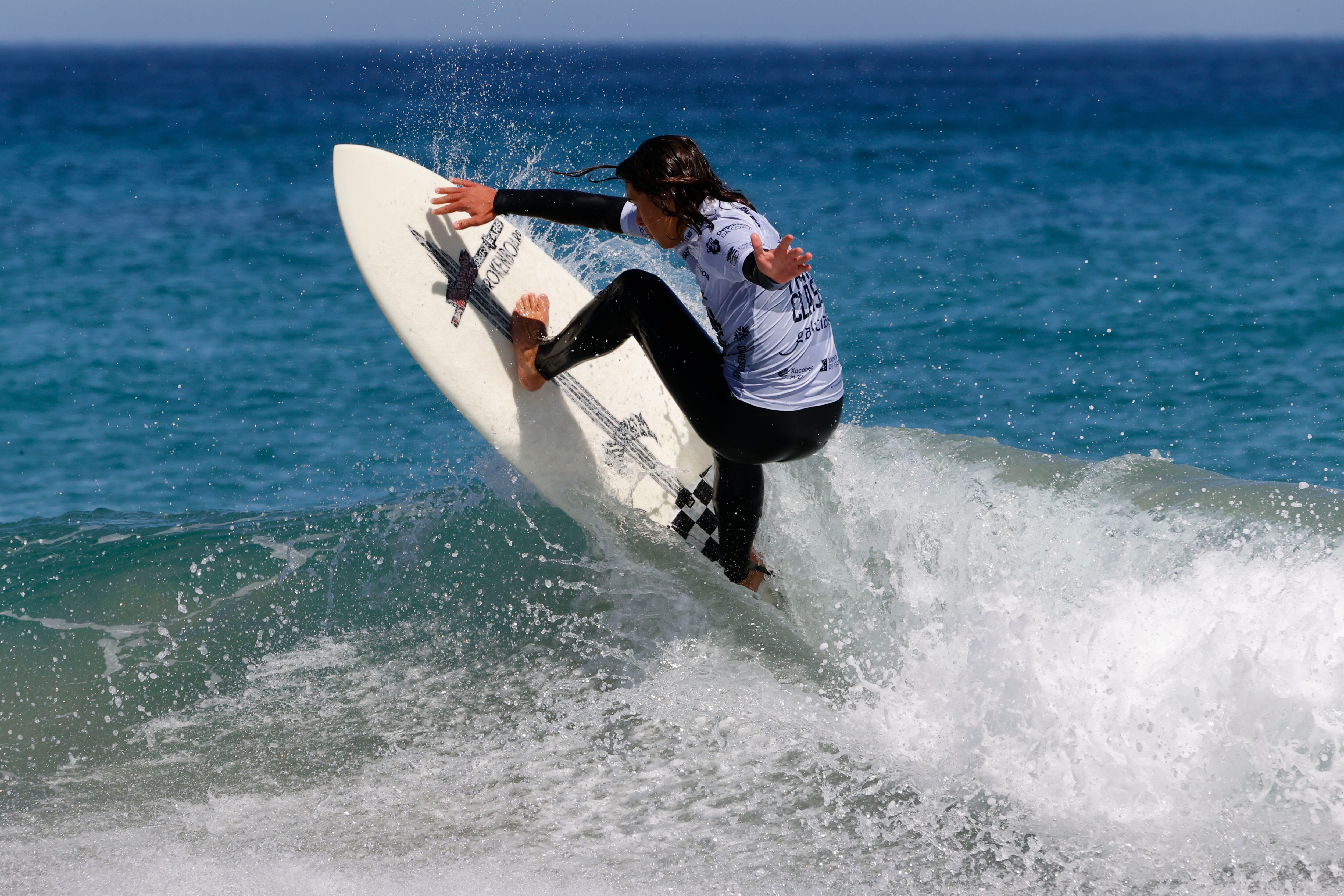 VALDOVIÑO, 09/07/2022.- Un surfista participa en la 35 edición del Abanca Pantín Classic Galicia Pro, principal prueba de surf en España, en la que cita a más de 150 de los mejores deportistas de esta especialidad en el mundo, este sábado, durante la presentación del torneo en Valdoviño. EFE/ Kiko Delgado