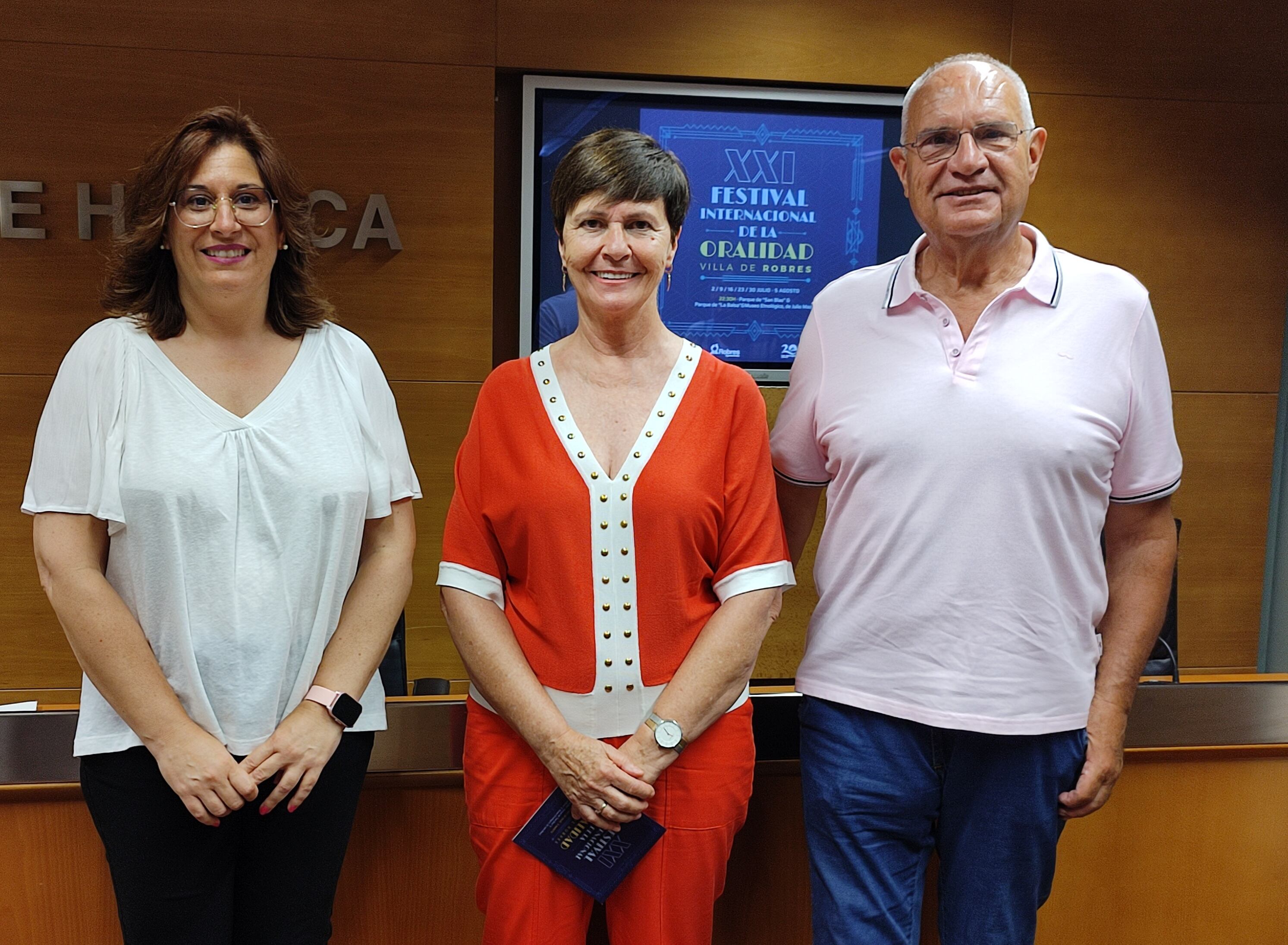 La alcaldesa de Robres, Olga Brosed y Luis  Casaús director del certámen en la presentación
