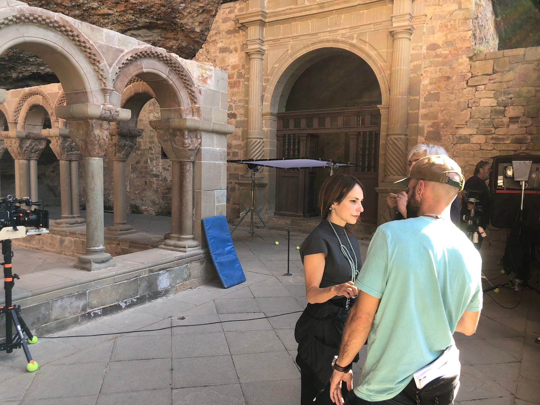 Paula Ortiz dirigiendo el rodaje de Teresa, en el claustro de San Juan de la Peña