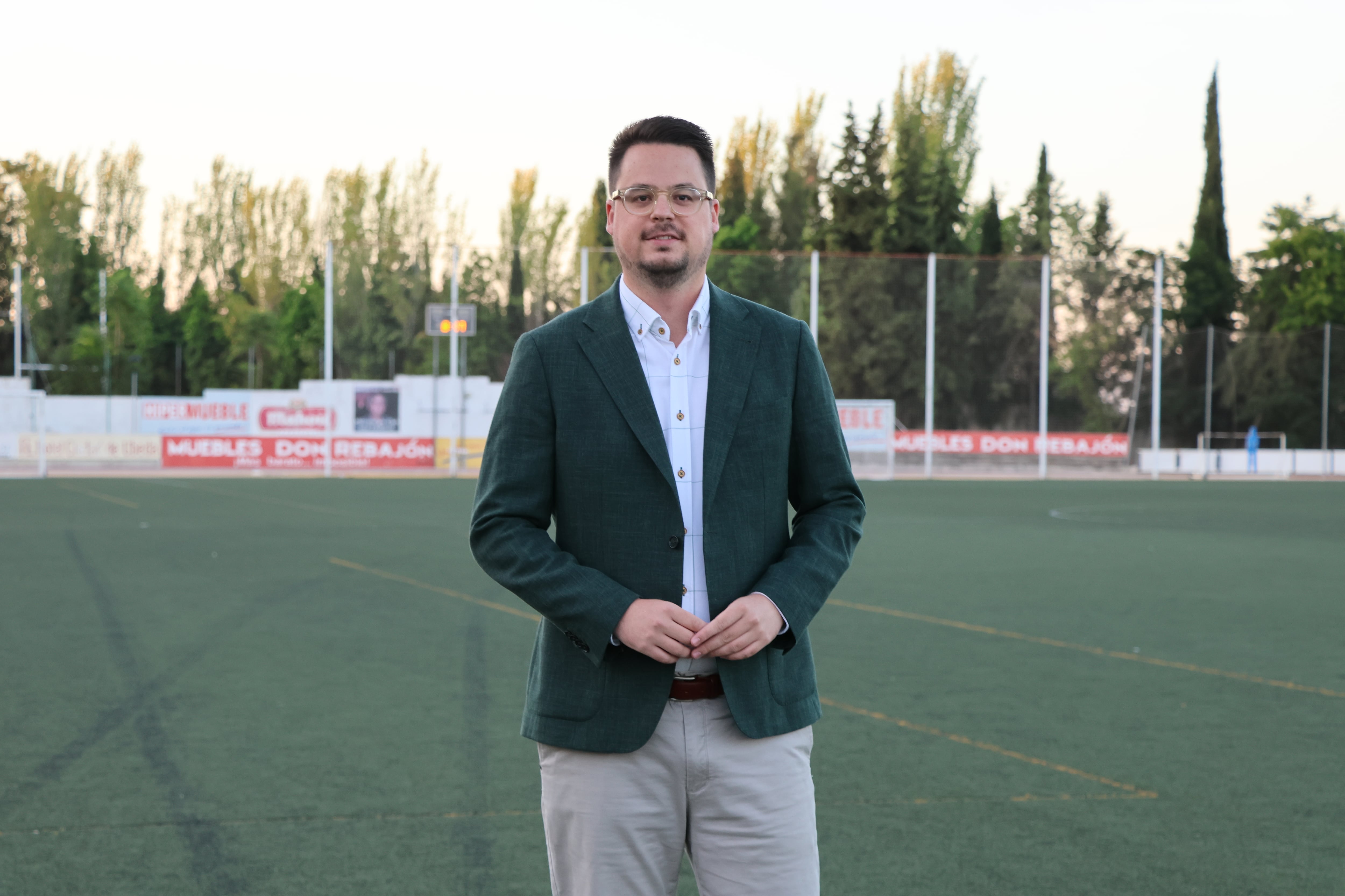 El concejal de Deportes en el campo de San Miguel