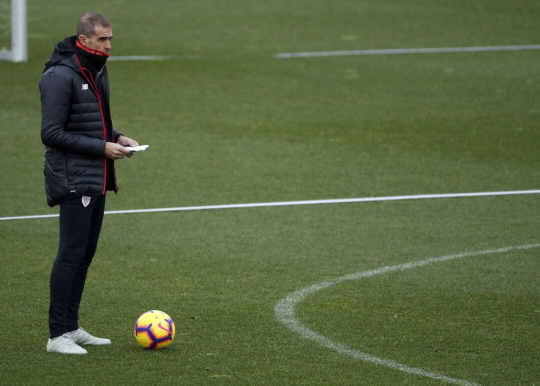 GRAFCAV1426. LEZAMA,-Gaizka Garitano, este jueves en el entrenamiento del equipo con el que el Athletic prepara el partido liguero del domingo ante el FC Barcelona en San Mamés. 