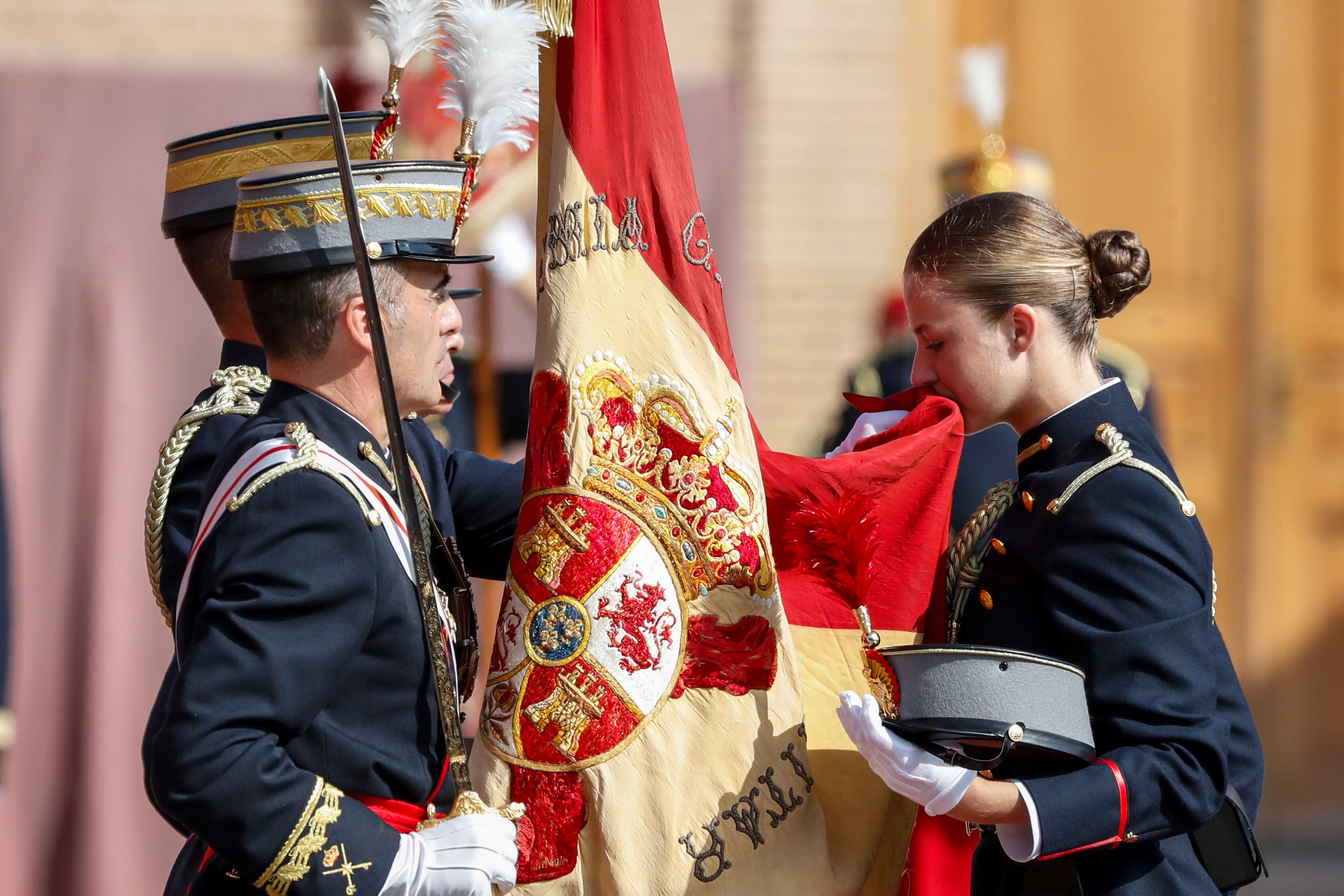 ZARAGOZA, 07/10/2023.- La princesa de Asturias, Leonor de Borbón, jura bandera en una ceremonia oficial celebrada en la Academia Militar de Zaragoza este sábado presidida por su padre, el rey Felipe VI, y junto al resto de los cadetes de su curso. EFE/Javier Cebollada
