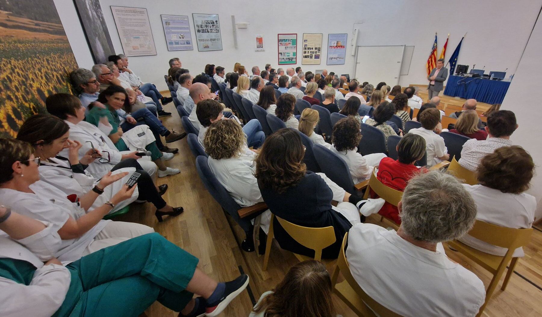 Imagen de la reunión de Marciano Gómez con los facultativos del hospital