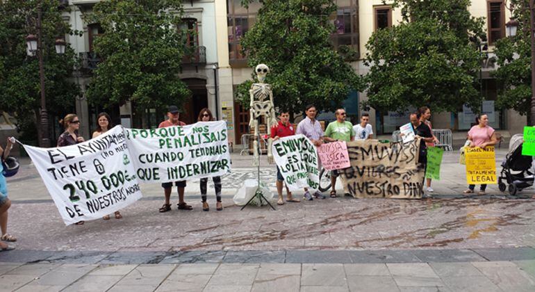 Una de las movilizaciones de las familias afectadas por el supuesto fraude inmobiliario de La Azulejera, en Granada