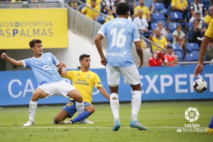 Álvaro García, pugnando por un balón en una imagen de La Liga