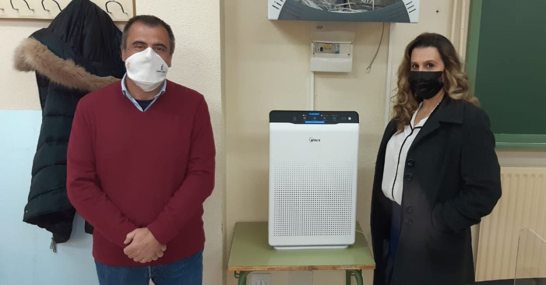 Juan García, director del IES Hernán Pérez del Pulgar y Eva María Cano, presidenta del AMPA, junto a un purificador de aire