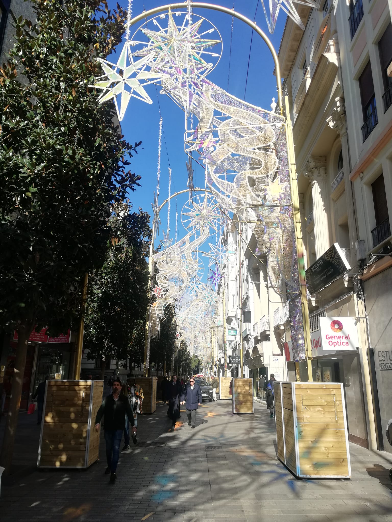 Así luce la calle Cruz Conde con el nuevo diseño de luces navideñas 2024