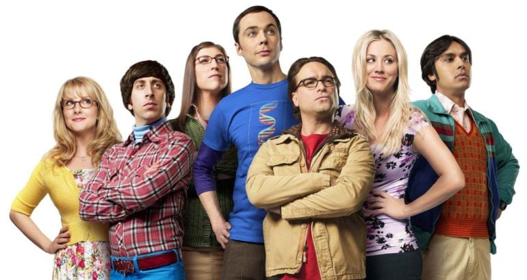 De izquierda a derecha, Bernadette, Howard, Amy, Sheldon, Leonard, Penny y Rajesh