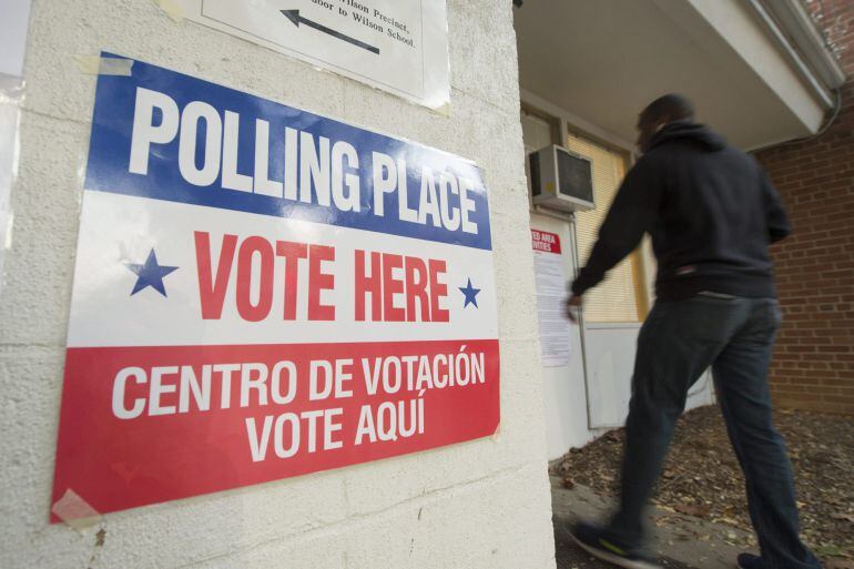 Un hombre acude a un centro electoral para votar en las elecciones legislativas en Arlington, Virginia (Estados Unidos)