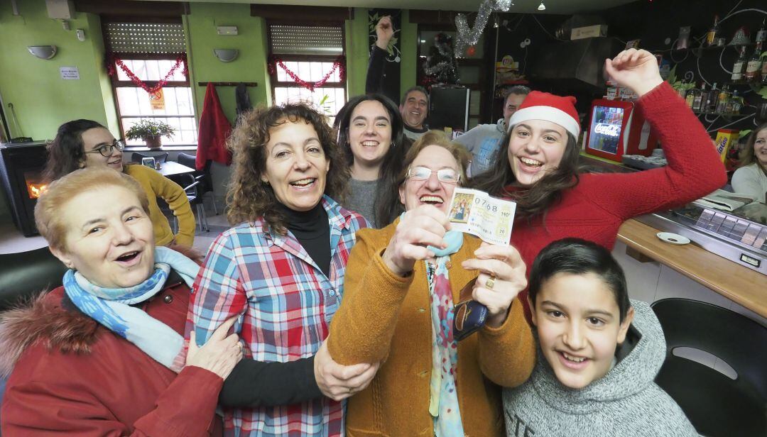 Felicidad en el bar de San Román de Hornija que ha repartido casi dos millones y medio de euros de un quinto premio