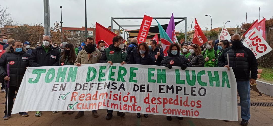 Los trabajadores han marchado hasta el Ayuntamiento para pedir la readmisión de los trabajadores