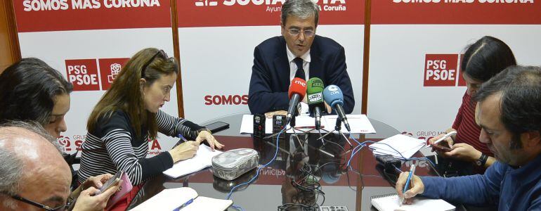 Jose Mnauel García, concejal del PSOE de A Coruña, en rueda de prensa