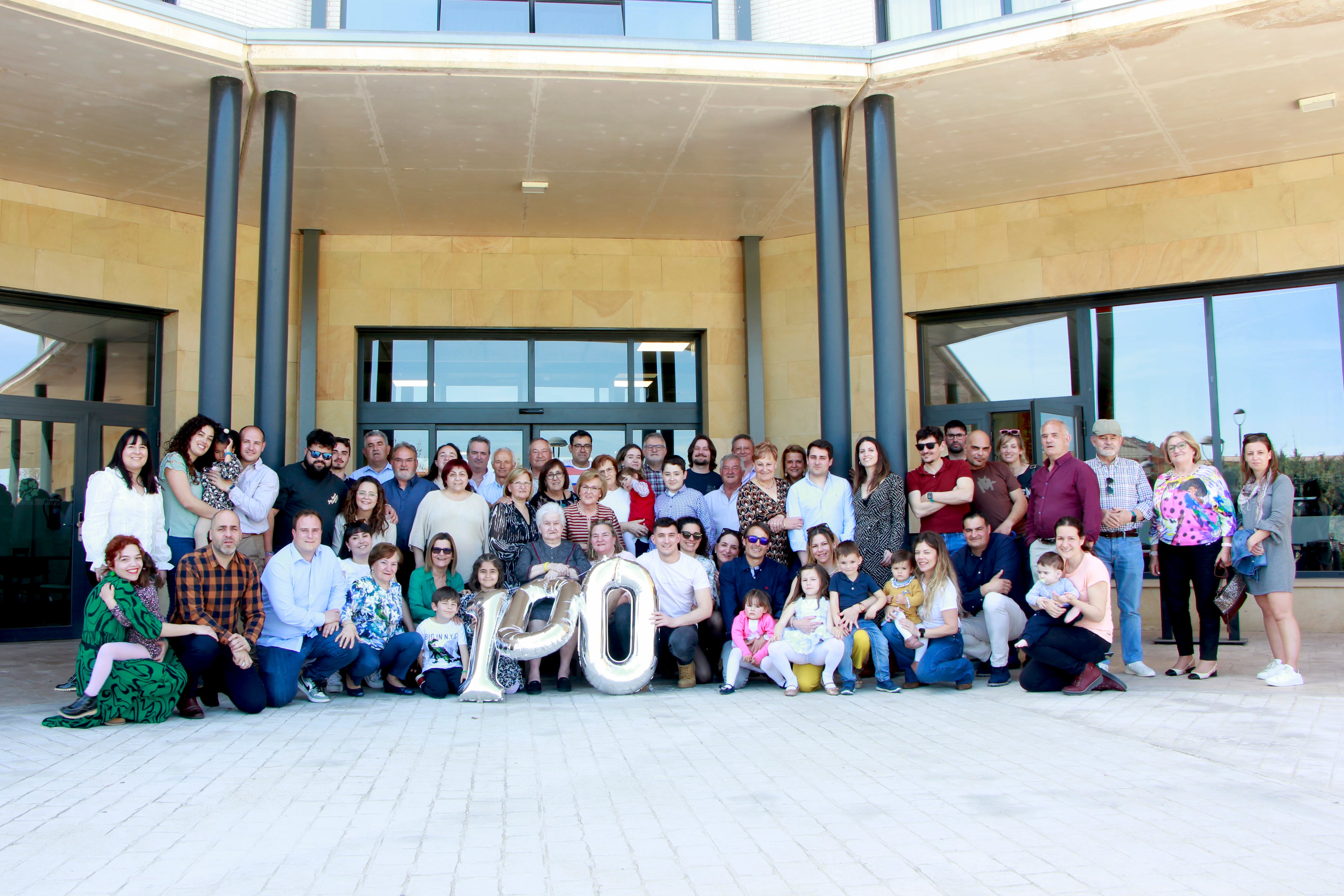 Celebración de cumpleaños de Adela