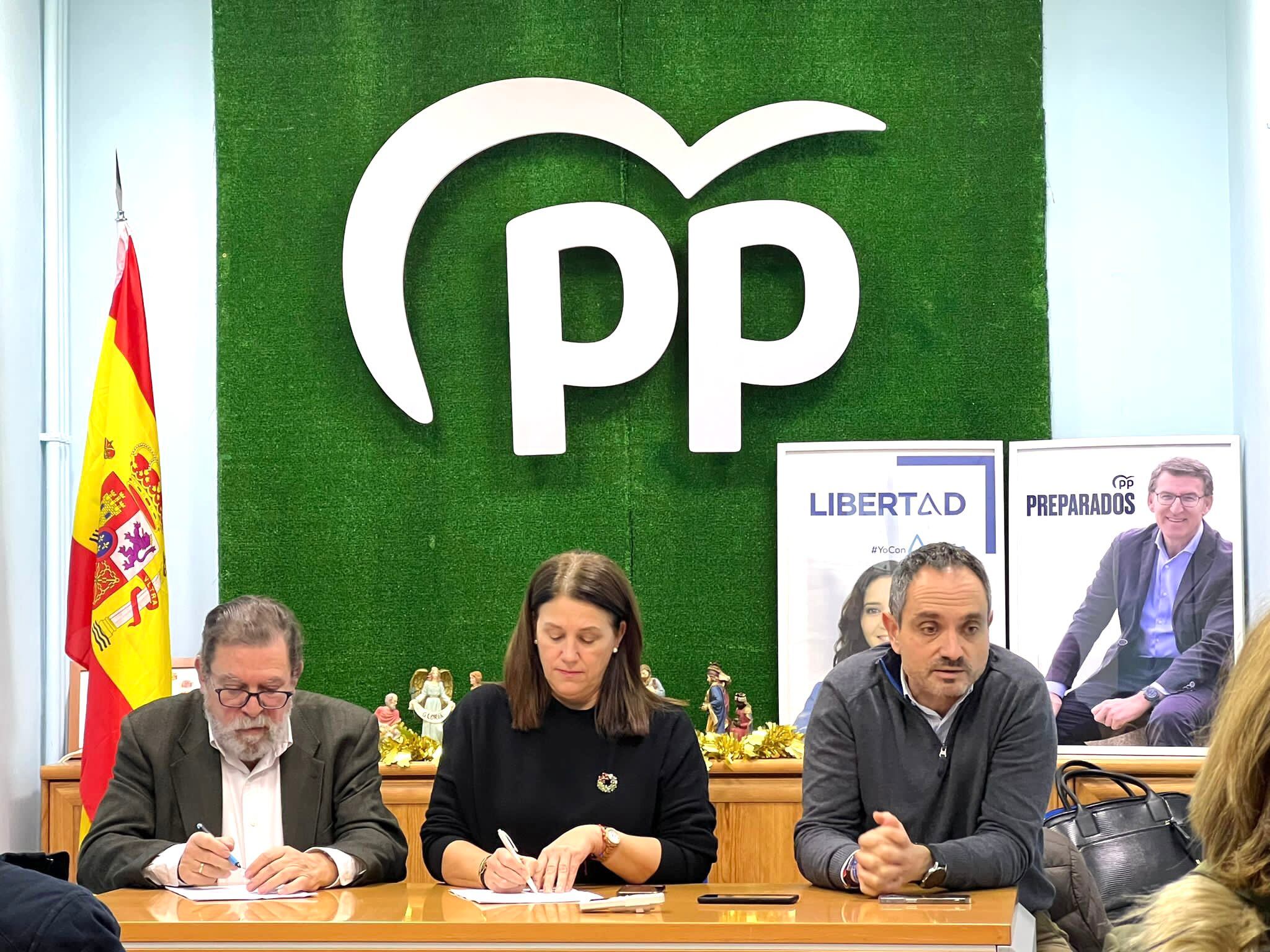 Mirina Cortés, presidenta del PP de Móstoles, junto al candidato Manuel Bautista y el portavoz popular, Alberto Rodriguez de Rivera durante un Comité Ejecutivo local