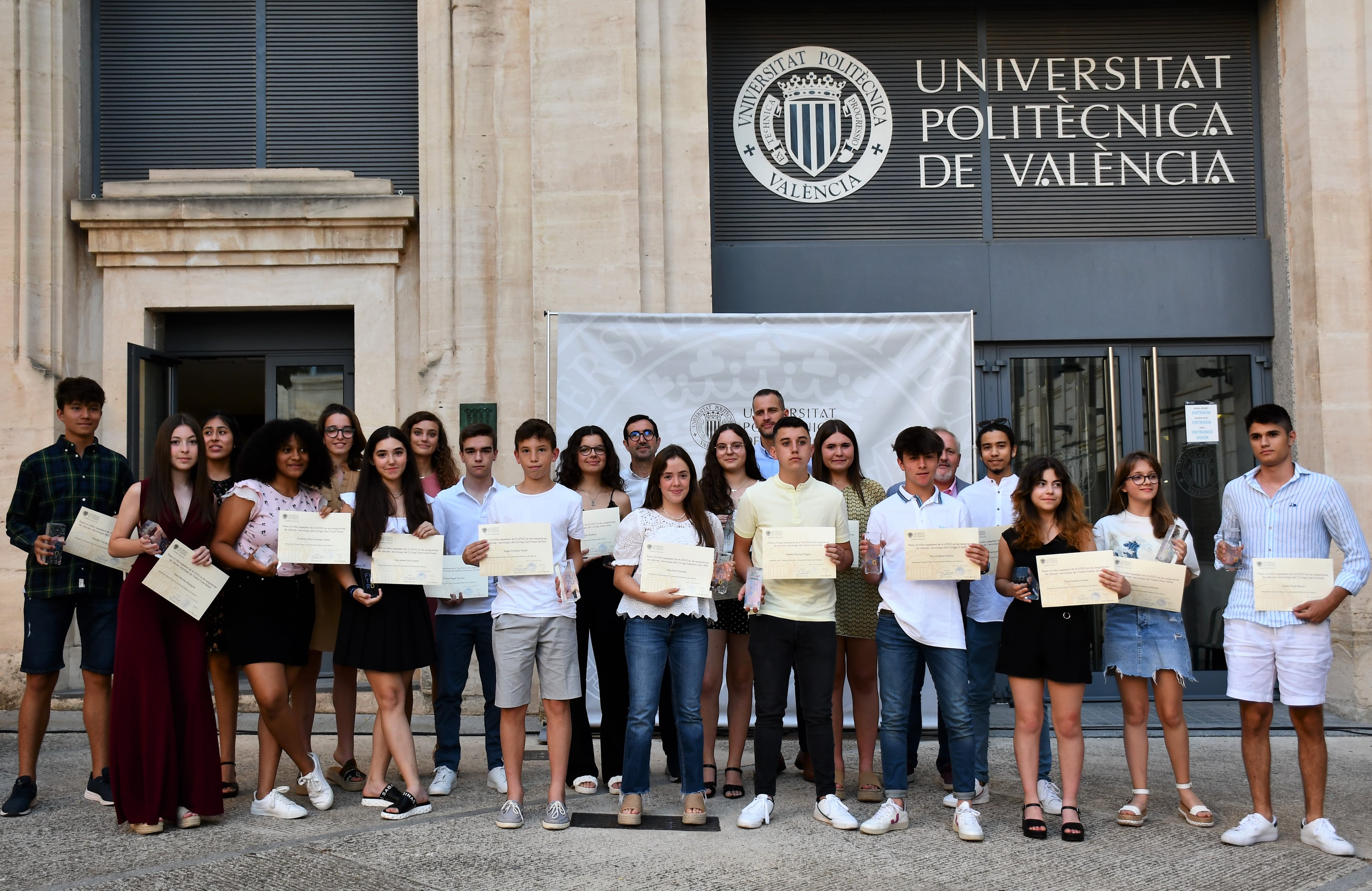 El alumnado de Alcoy, Villena, Mutxamel y Bocairent que ha conseguido los premios Futuro por tener los mejores expedientes en ciencia en 4º de ESO.