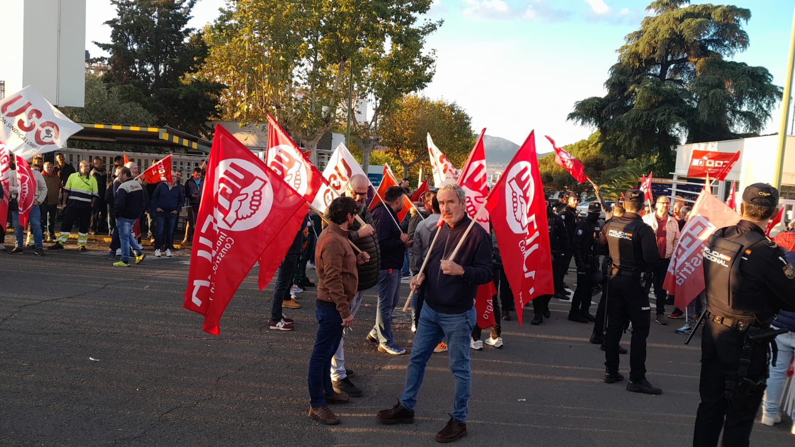 Primer día de huelga indefinida en Navec Puertollano