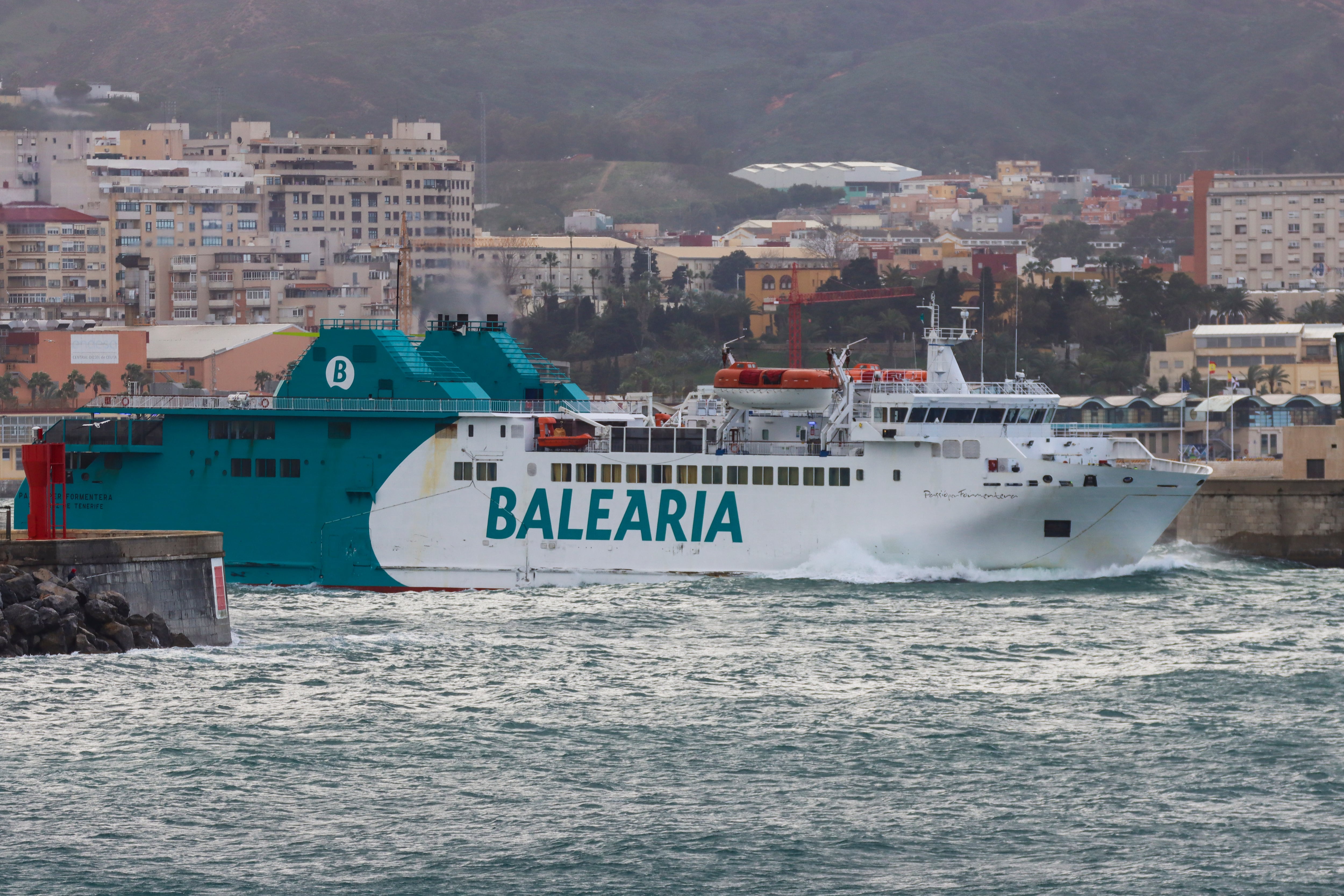 CEUTA, 11/02/2023.- El buque Passió per Formentera, de la naviera Balearia, ha reanudado a primeras horas de esta tarde las comunicaciones marítimas en la línea del Estrecho entre Ceuta y Algeciras (Cádiz) después de un día y medio de cancelaciones por el fuerte temporal de levante. EFE/ Reduan
