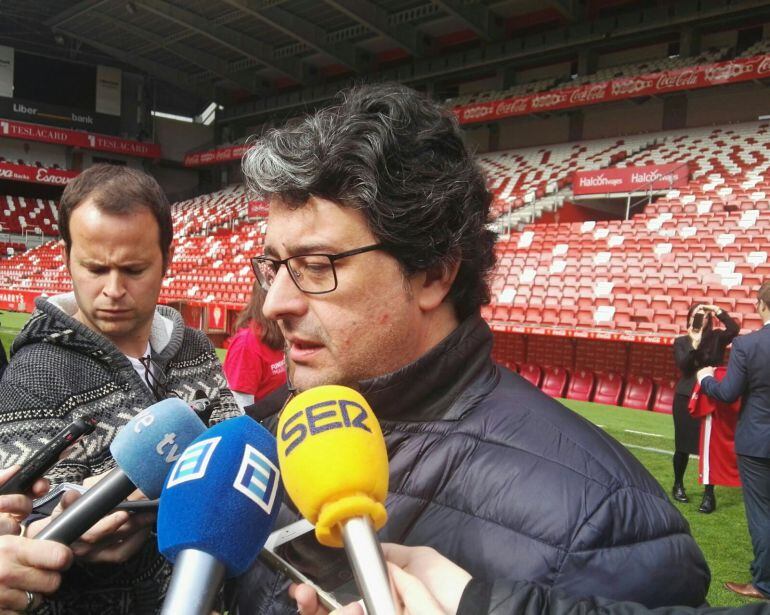 El portavoz del Sporting, Fernando Losada, atendió a los medios de comunicación.