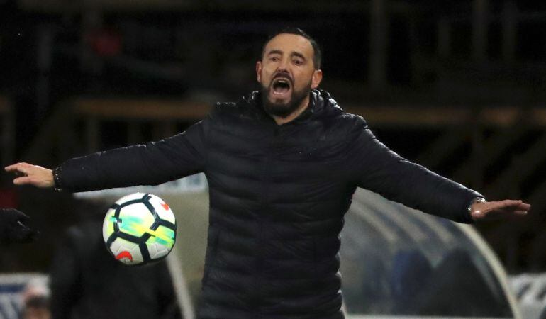 El entrenador del Getafe CF José Bordalás, durante el partido correspondiente a la jornada 29 de Liga en Primera División que Real Sociedad y Getafe CF disputaron en el estadio de Anoeta, en San Sebastián.