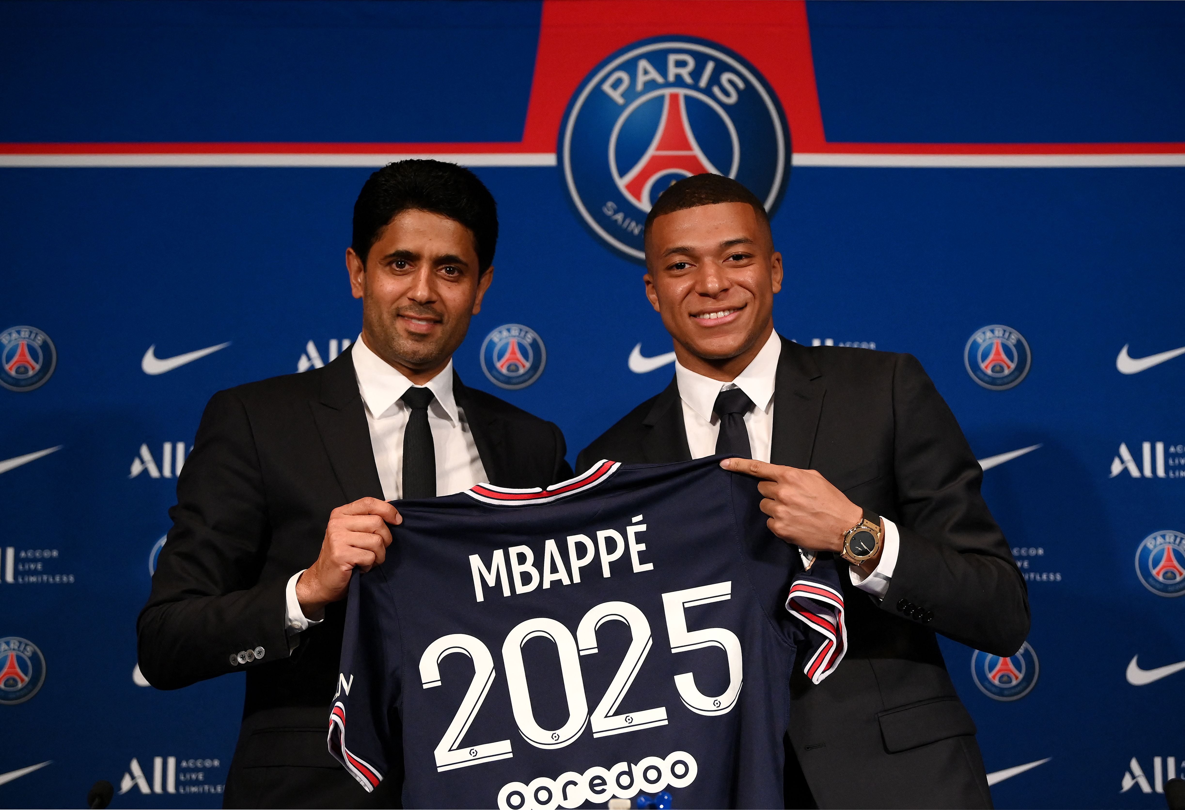 Nasser Al-Khelaifi y Kylian Mbappe posan con la camiseta de la última renovación de Mbappé