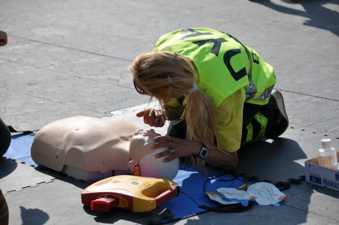 Una voluntaria de la DYA realiza un ejercico práctico con un desfibrilador (Foto DYA)