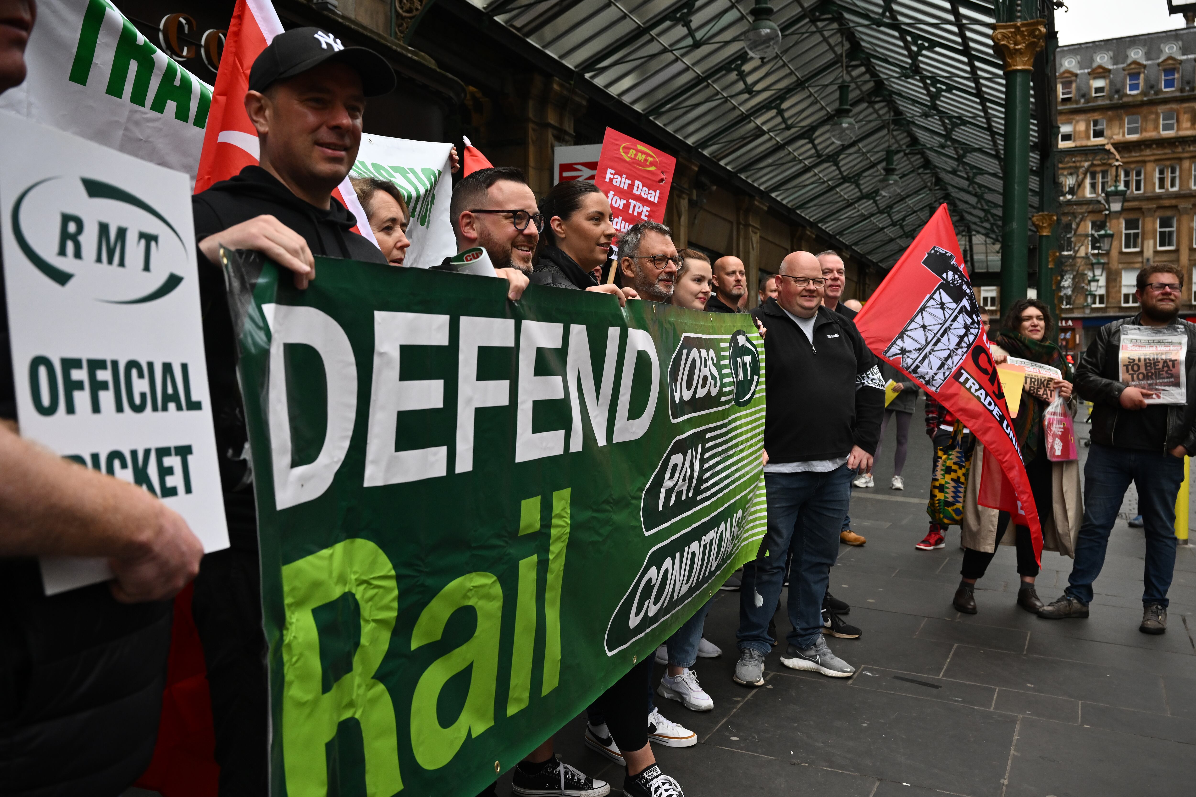 Varios trabajadores durante la huelga en la estación de Glasgow