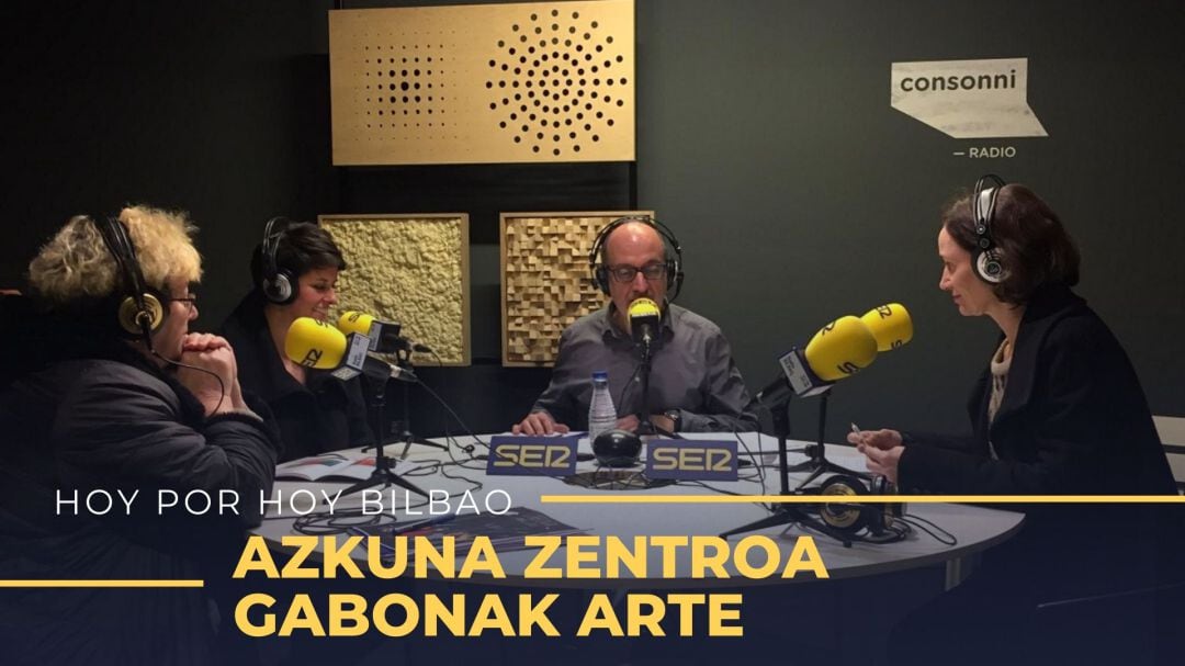 El presentador del programa, Juan Carlos Otaola, junto con Rakel González, responsable de programación de Azkuna Zentroa (d); Alasne Martín, responsable de Mediateka (i) y Ainara Bilbao, Técnico de programación de Azkuna Zentroa (2i)