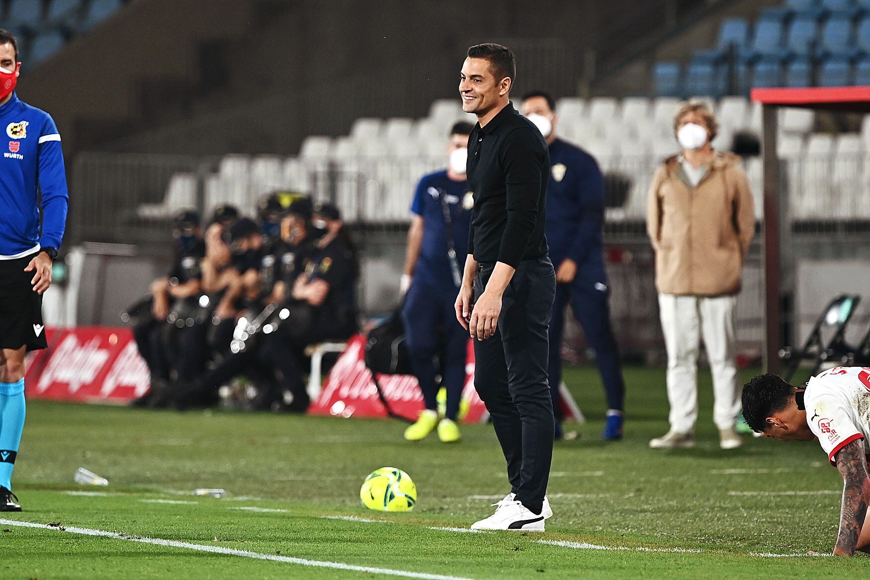 Francisco sonríe en el banquillo del Almería.