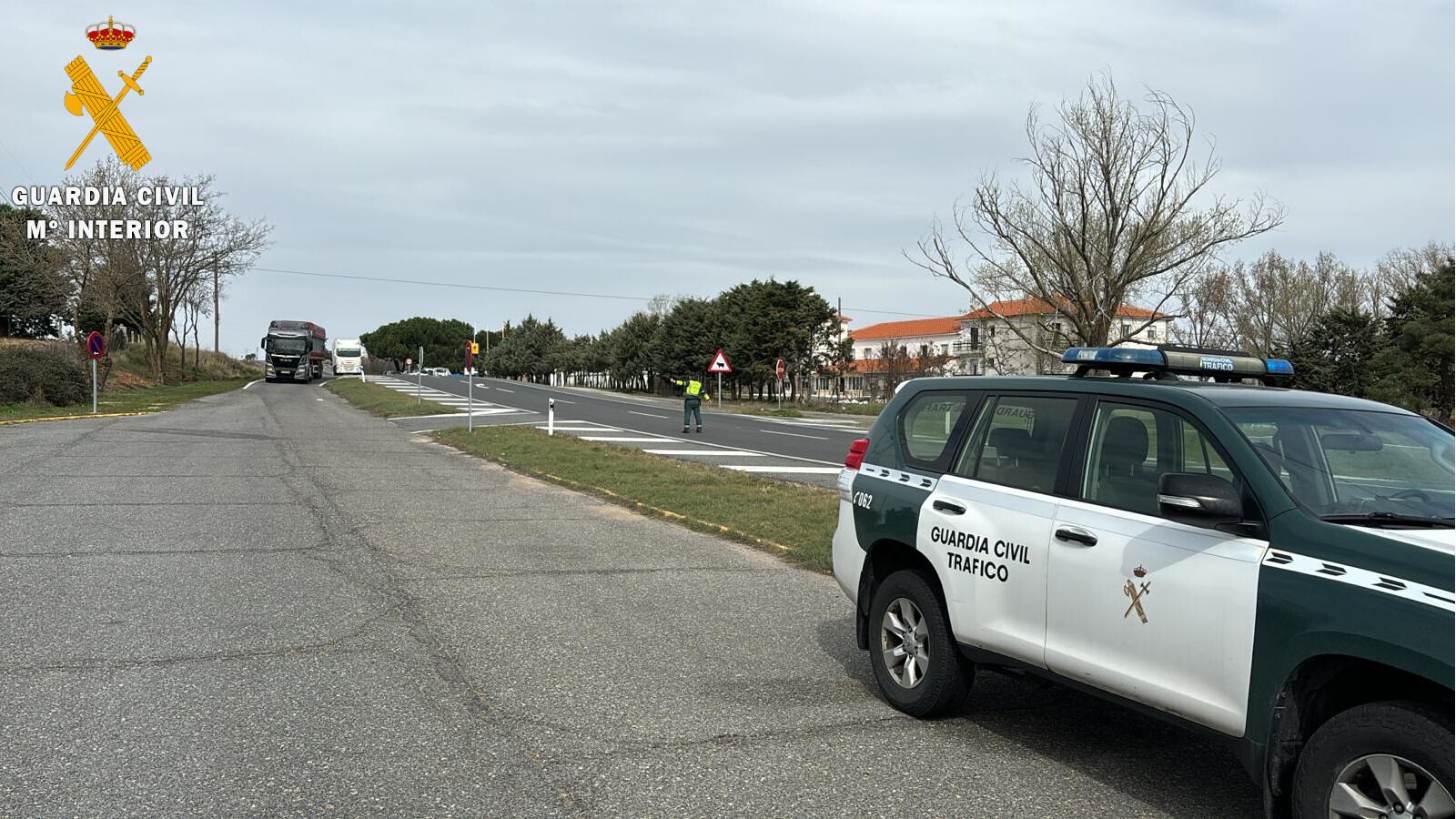Momento en el que la Guardia Civil para al camión con matrículas rumana e italiana
